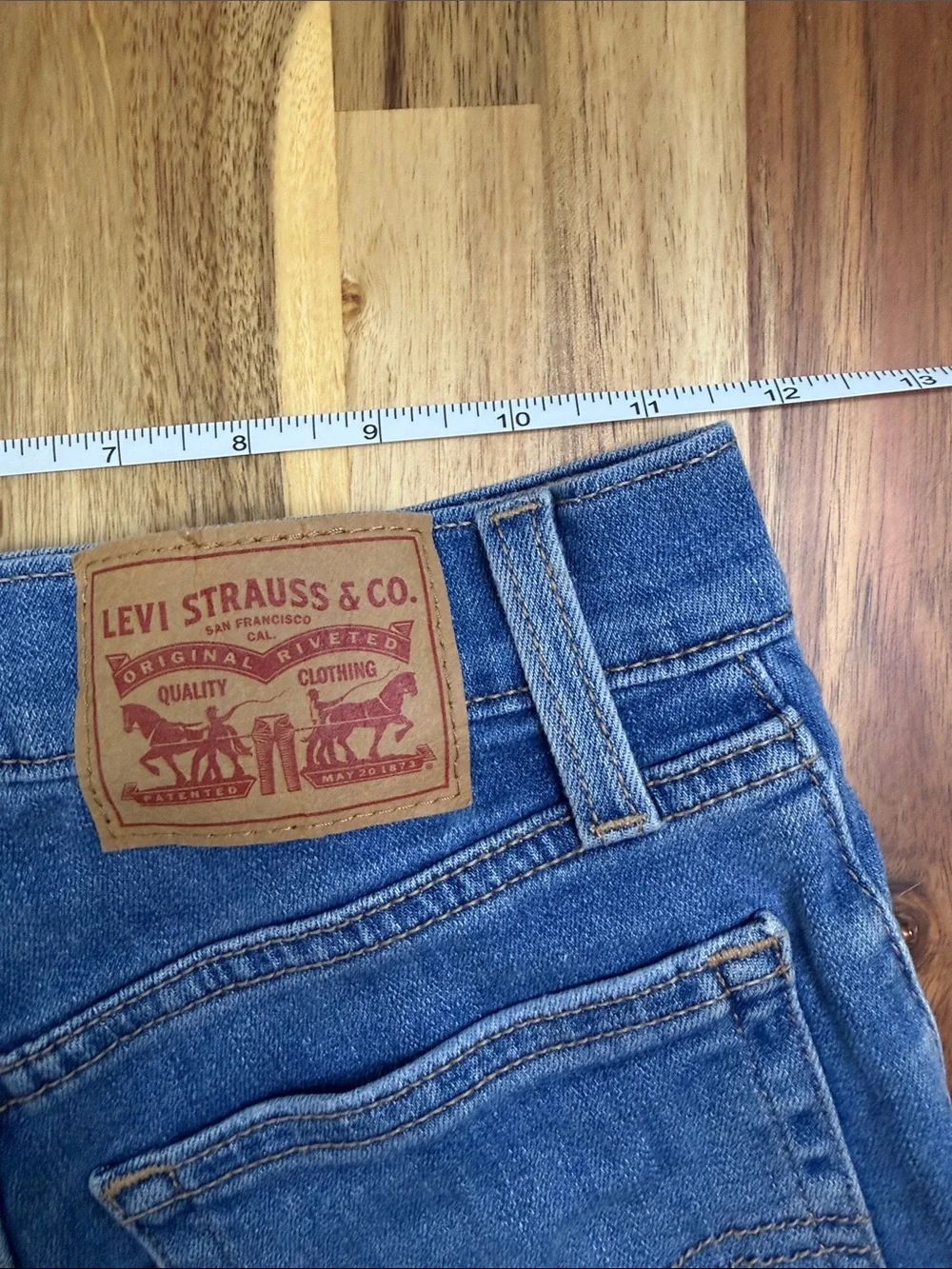 Levi’s High Rise Shorts - Picture 5 of 7